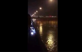 شنا برای نجات سرنشینان یک خودرو در ریاض! + فیلم