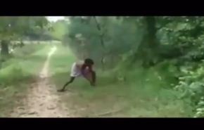 بالفيديو.. رجل يقتل كوبرا بيديه انتقاماً لمقتل ابنه!