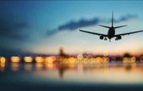 صور.. مضيفة تطعم مسناً بيديها على متن الطائرة