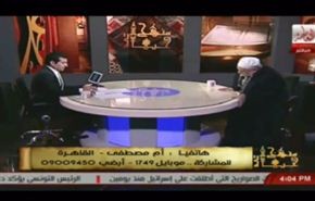 بالفيديو.. سقوط ضيف برنامج على الهواء والمذيع...