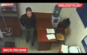 بالفيديو... ماذا فعل لص مع ضابط يجري معه تحقيق؟
