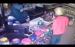 بالفيديو.. امرأة تتصدى للص يحمل ساطورا بالسيف!