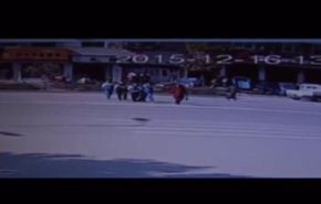 بالفيديو.. معلمة تخاطر بحياتها من أجل طلابها