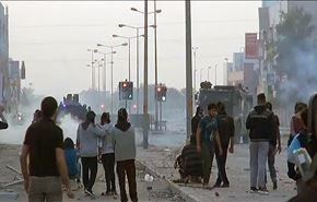 بالفيديو؛ مدرعة بحرينية تصيب رأس أحد المتظاهرين في سترة