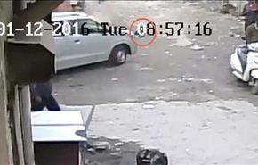 فيديو.. سقوط طفلة ينقذها من الموت المحقق