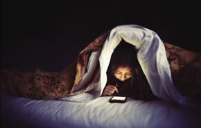 لن تجرؤ على النوم بجوار هاتفك بعد اكتشاف هذه المخاطر!‎