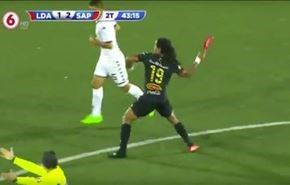 فيديو... لاعب غاضب يقذف منافسه بالحذاء