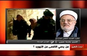 مستوطنون وجنود صهاينة يقتحمون باحات 