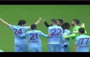فيديو مثير... لاعب يطرد حكماً من المباراة؟!!