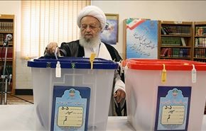 مراجع الدين بقم المقدسة يدلون بأصواتهم في الانتخابات +صور