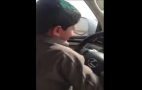 طفل يثير جدل مواقع التواصل الاجتماعي بهذا الفيديو!