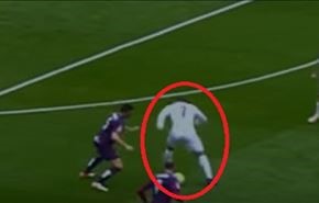 بالفيديو.. رونالدو يتعرض لأسوأ موقف على يد لاعب إيبار