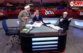 فیلم؛پرتاب کفش و پاشیدن آب در برنامه زندۀ شیوخ الازهر!