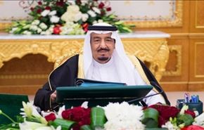 ما هو سر وجود أعداد كبيرة من الزهور أمام مكان جلوس ملك السعودية؟