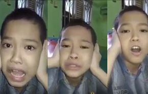 بالفيديو.. طفل يذرف الدموع متأثراً أثناء رفعه الأذان