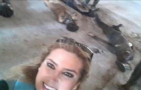 سلفی خانم خبرنگاربا اجساد داعشی ها