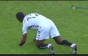 بالفيديو... أغرب حادث قد يتعرض له لاعب داخل الملعب