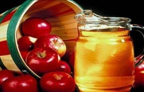 لن تتخيل ماذا يحدث لو وضعت قدميك بخل التفاح!