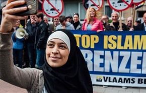 سلفی دختر محجبه با مخالفان اسلام!