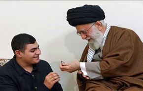 بالصورة: آية الله خامنئي يهدي خاتمه لنجل الشهيد بدرالدين