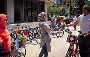 بالصور.. مسلمات أميرکيات يهدين الورود إلی المارة