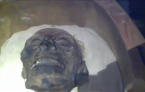شاهد بالفيديو.. ما سر السائل الذي يخرج من فم مومياء رمسيس؟!