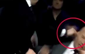 بالفيديو والصور؛ محلل سياسي يتلقى لكمات بدل الاسئلة!