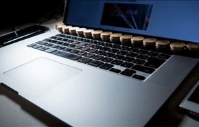 بالصور.. أسهل طريقة لتبريد الحاسوب المحمول اكتشفها...!!