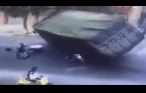 شاهد حادث سير مروع: شاحنة تنقذ شخص وتصطاد الثاني!