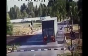 شاهد.. لم يحترم إشارة التوقف للقطار.. والنتيجة!!