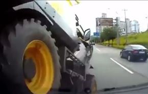 فيديو..حادث غريب لجرافة يؤدي إلى انقلابها