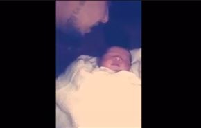 شاهد رد فعل طفلة حديثة الولادة عند سماعها اسم النبي (ص)