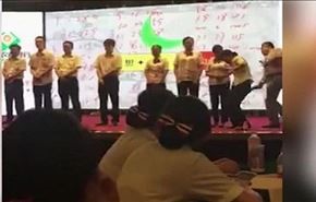 شاهد.. أغرب عقوبة لبنك صيني بحق موظفيه!