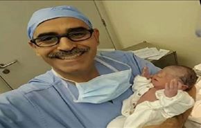 سيلفي لطبيب مع طفل مولود ساعة الإفطار رافعا يديه للسماء