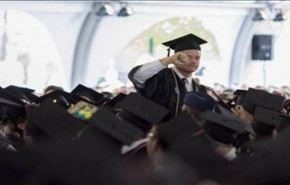 شاهد عامل نظافة يحصل على الشهادة من الجامعة التي يعمل بها!