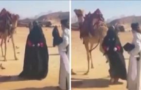 لگد خوردن هنرپیشۀ زن از شتر! +ویدیو