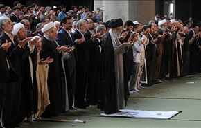 إقامة صلاة عید الفطر السعید بإمامة قائد الثورة في طهران