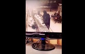تُغافل صاحب محل مجوهرات وتسرق 