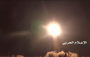 ویدیو: شلیک موشک‌های توشکا به پایگاه مزدوران در یمن