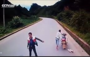 بالفيديو.. سائق سيارة سيئ الحظ يتعرض للسرقة مرتين