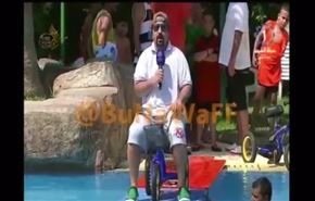 بالفيديو.. لحظة سقوط مذيع في الماء على الهواء