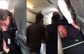 فيديو.. طيار يلقن راكبا درسا لن ينساه اثناء الرحلة