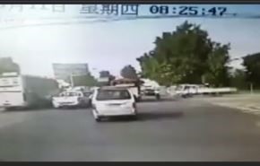 بالفيديو.. في غمضة عين.. مقتل أكثر من 10 أشخاص!