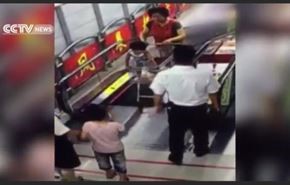 بالفيديو.. شاهد حادث مروع لطفلة على سلم كهربائي