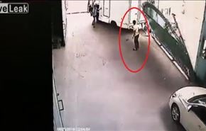 شاهد .. بعد اصطدام شاحنة به يلاقي مصيرا ماساويا!