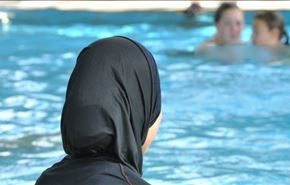بالصورة.. راهبات البحر يحاربن معارضي البوركيني!