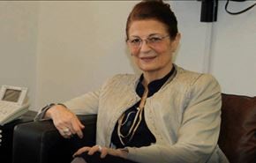 بالصورة.. هذا ما كانت تفعله وزيرة لبنانية داخل جلسة مجلس الوزراء!