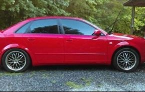 فيديو.. أب غاضب يحطّم سيارة Audi بـ