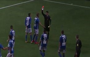 فيديو..  حكم يطرد لاعبا بسبب طريقة احتفاله الغريبة