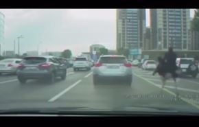 بالفيديو.. النعام أحدث وسائل المواصلات في كازاخستان!